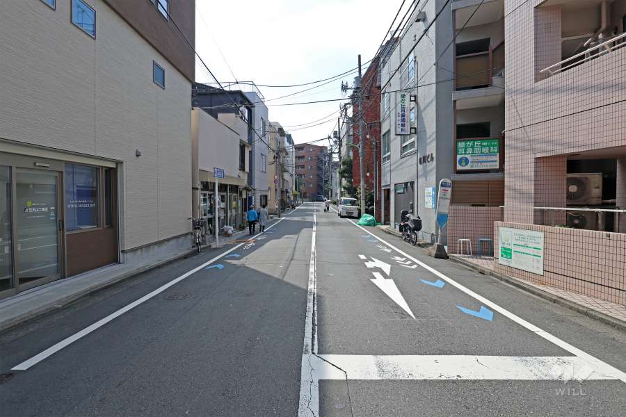 敷地南東側の前面道路は奥沢大蛇通りです（北東側から）。