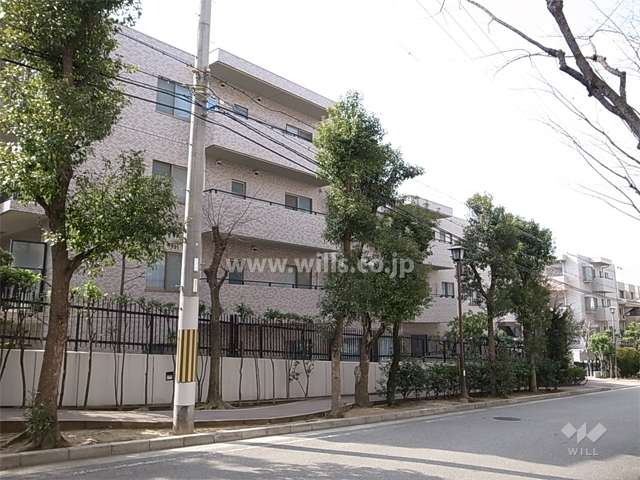 周辺はマンションが多く立ち並ぶ閑静な住宅地です。