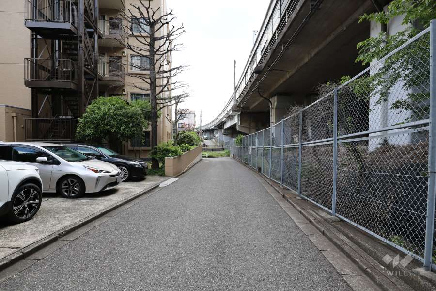 敷地北西側の前面道路（南西側から）