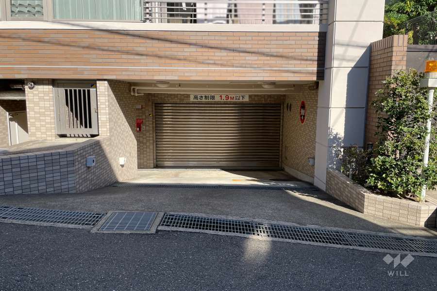 地下駐車場の出入り口（シャッター付き）
