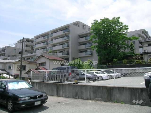 パーク・ハイム芦屋翠ケ丘の外観（北東側から）　やや高台に建っています。