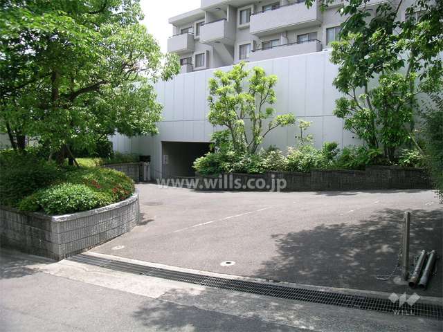 敷地北側の駐車場入り口。ロボットゲート付きです。