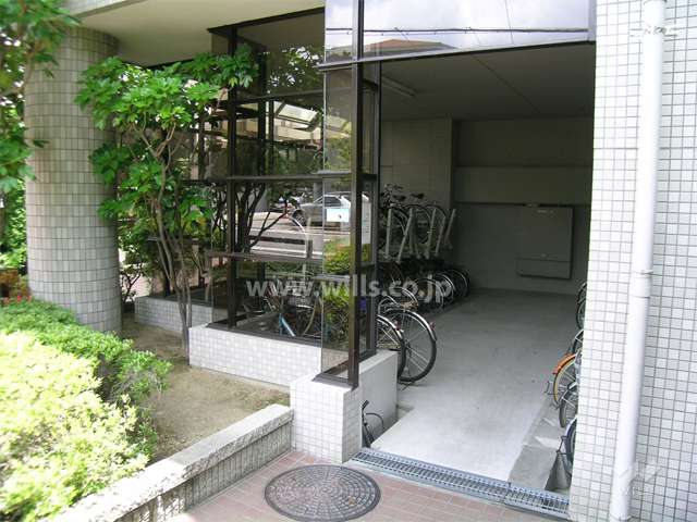 エントランス横にある駐輪場