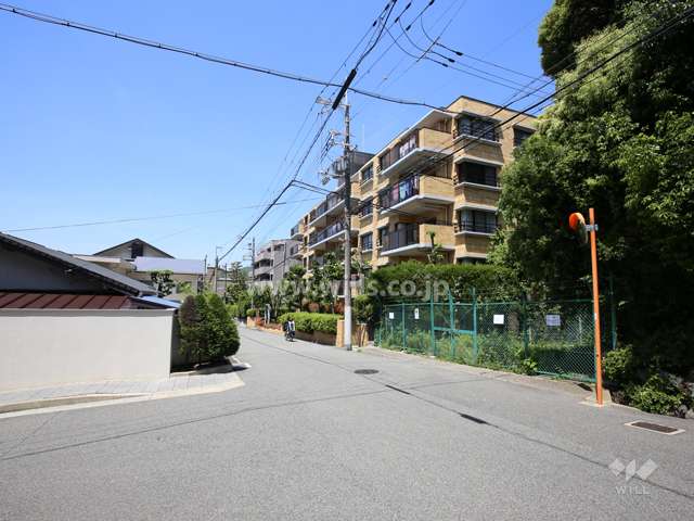 パレロワイヤル翠ヶ丘の遠景。すぐ南側には『阿保親王墓』があります。