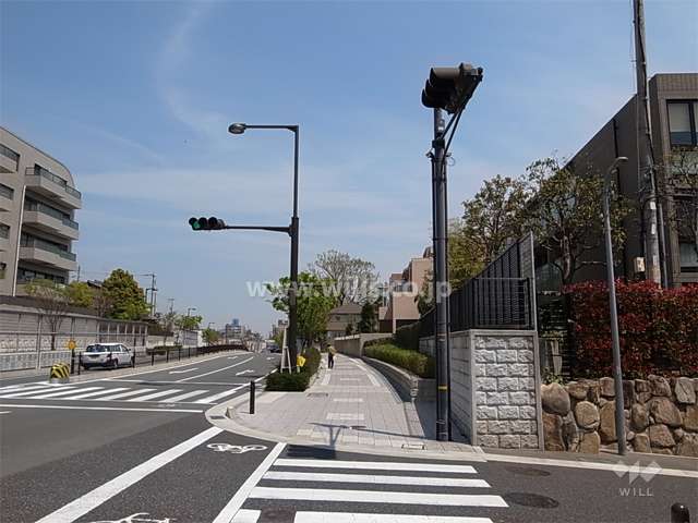 敷地の北側を走る「山手幹線」