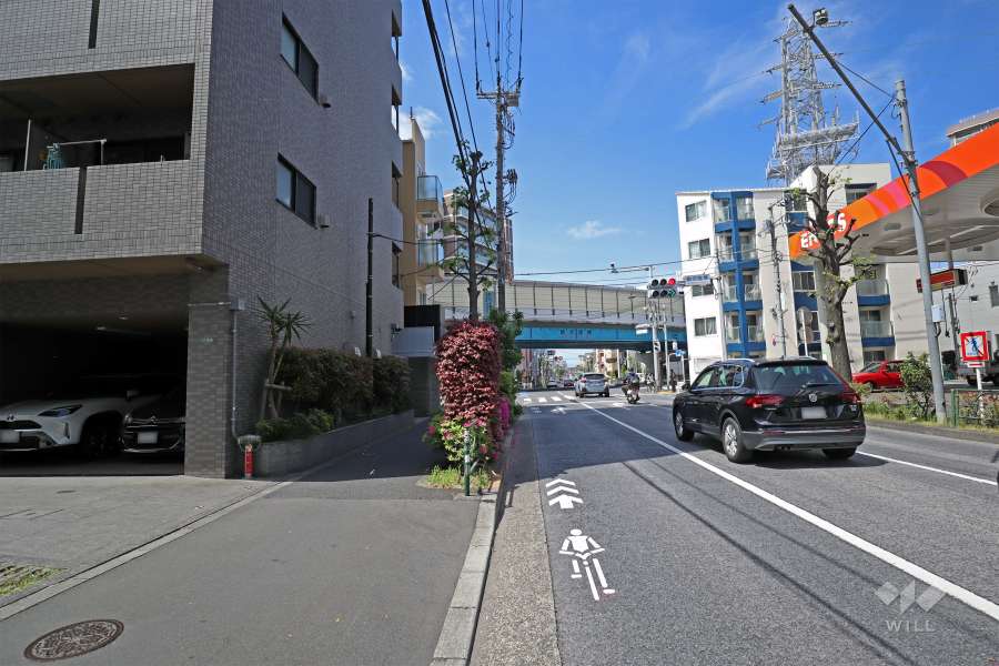 敷地北西側の前面道路は駒沢通りです（北東側から）。