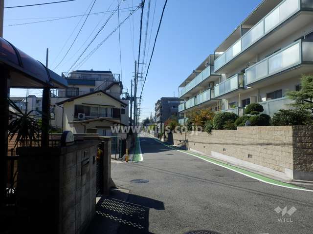 敷地南側の前面道路。