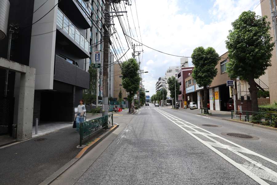 敷地の北側前面道路（東側から）