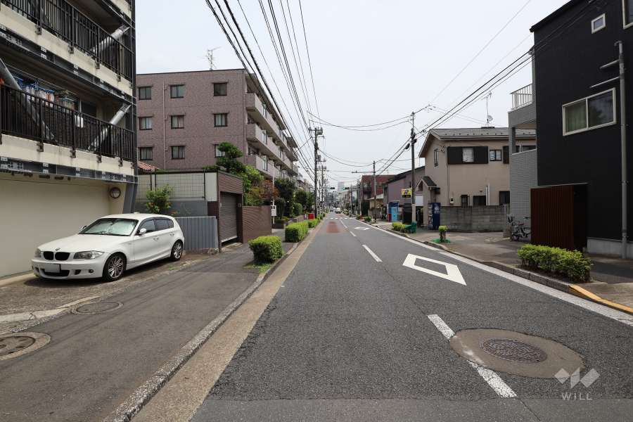 敷地南側の前面道路（西側から）
