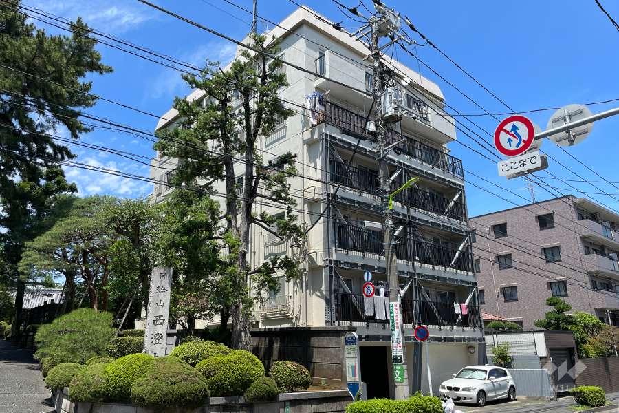 下馬コンドの外観（南西側から）