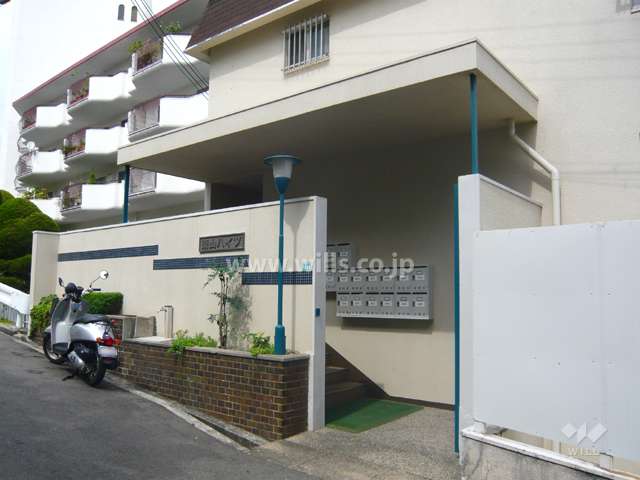 西側のエントランス