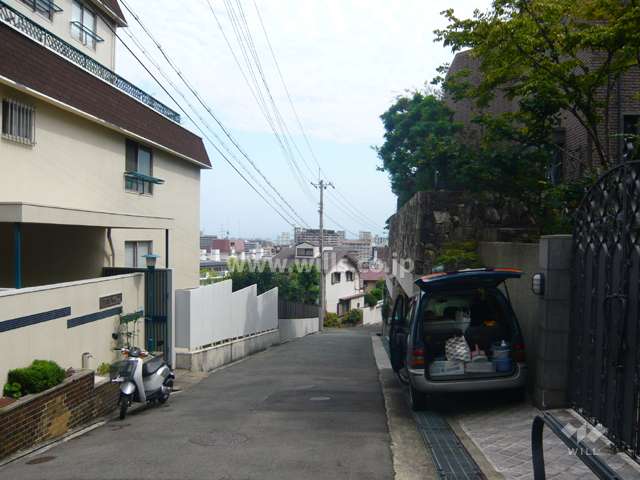 敷地西側の前面道路