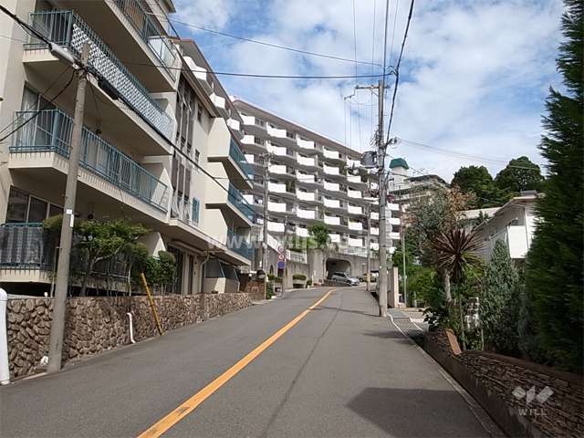 敷地東側の前面道路。二車線の通りです。