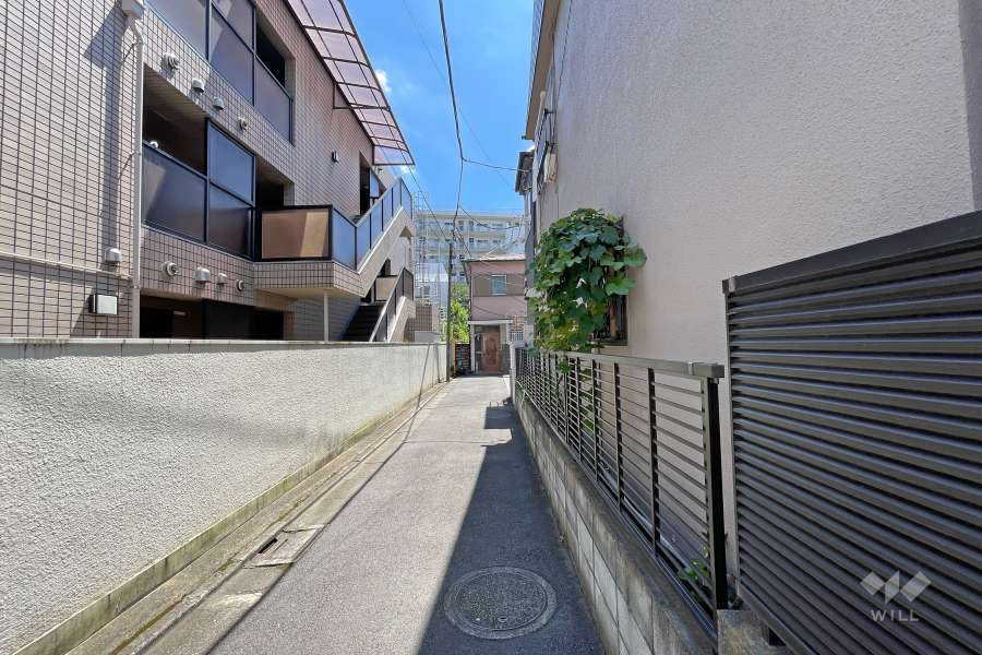 敷地北東側の前面道路（北東側から）
