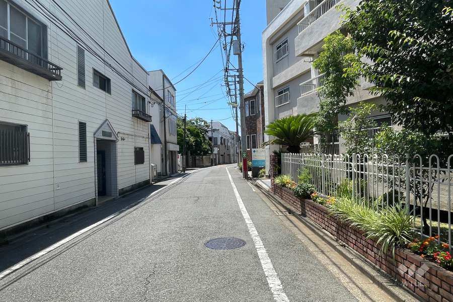 敷地南側の前面道路（東側から）