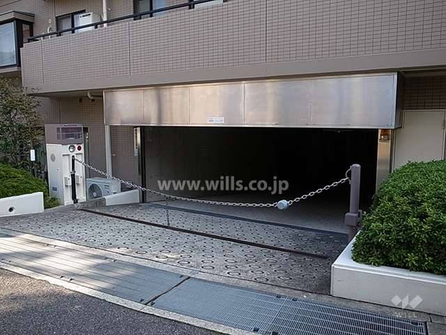 敷地内駐車場入り口（ロボットゲート付き）