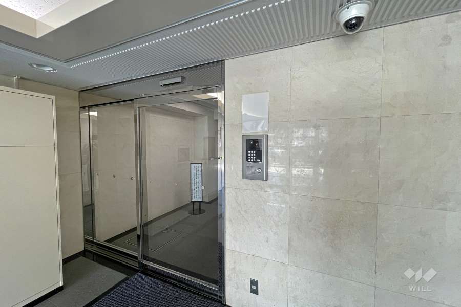 エントランスはオートロック付きです。