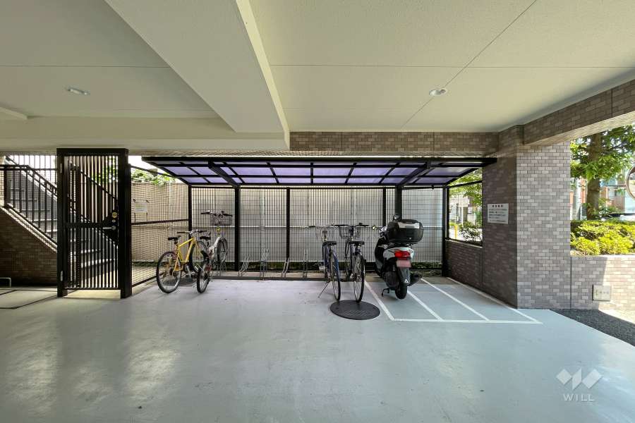 バイク置場と駐輪場