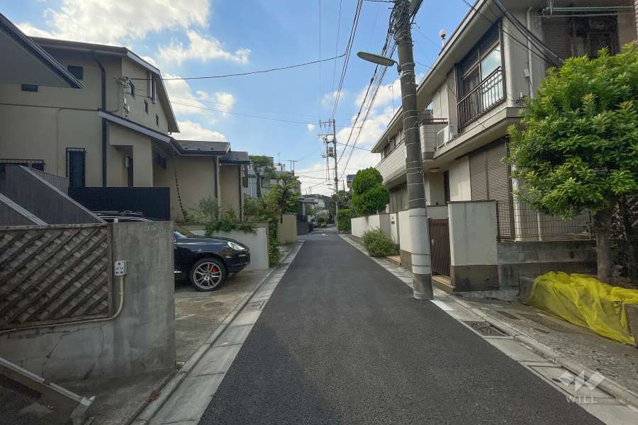 敷地南東側の前面道路（北東側から）