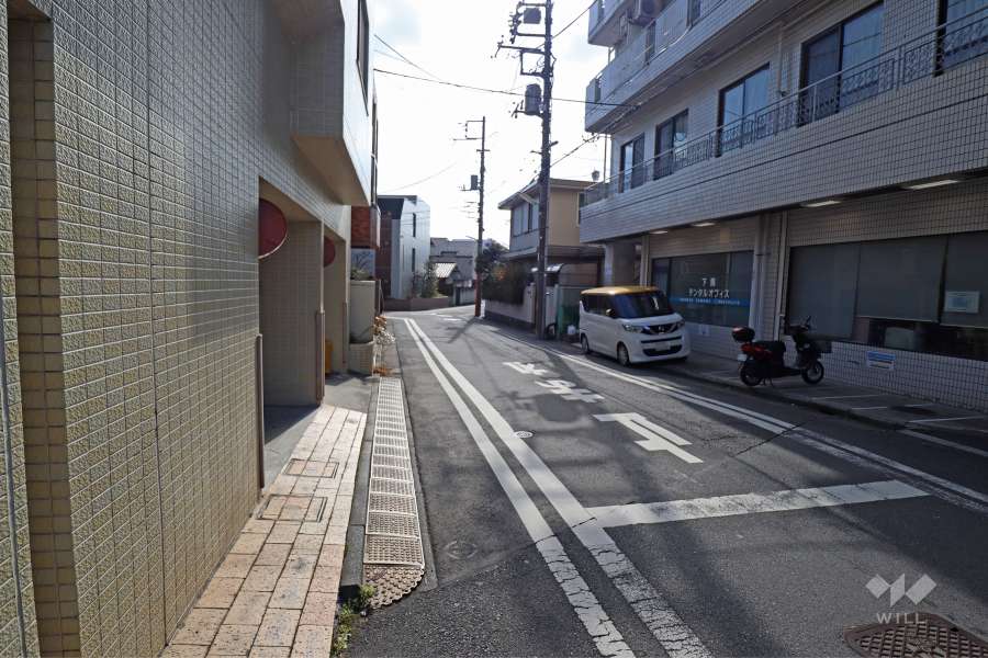 敷地西側の前面道路(北側から)