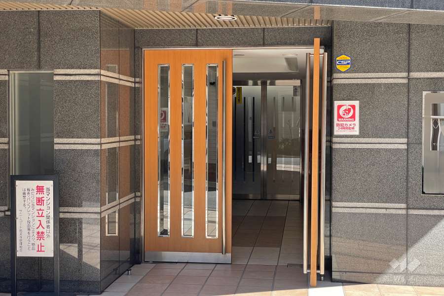 タイル張りのエントランス