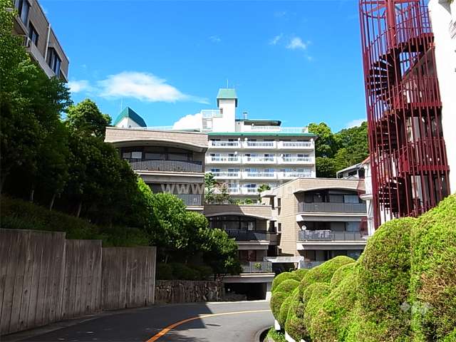 高台にありたいへん緑豊かな住環境です。