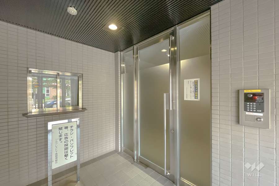 エントランスはオートロック付きです。