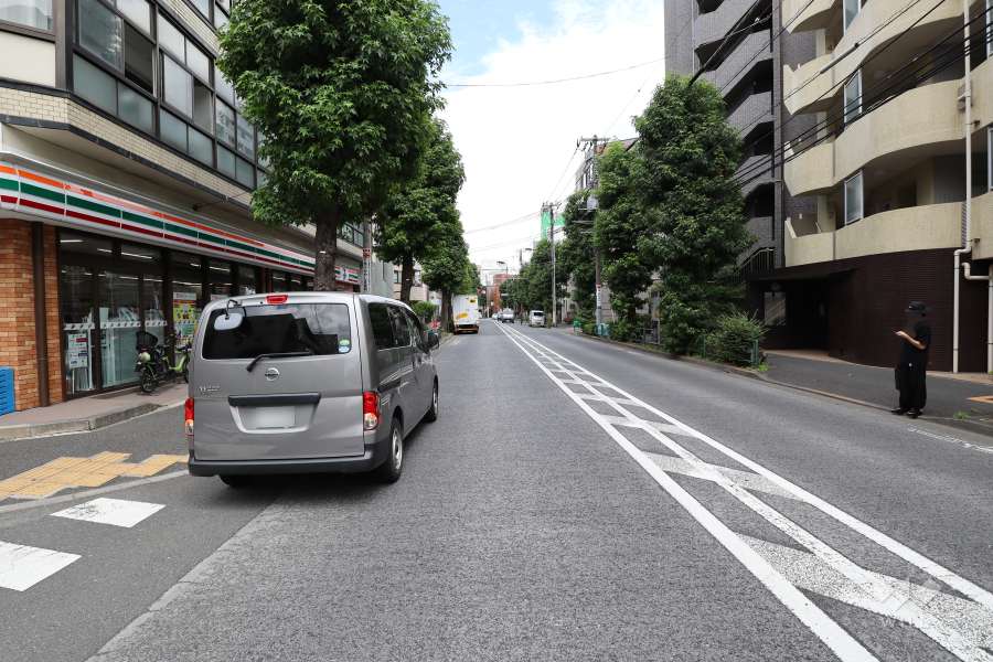 敷地の南側前面道路（西側から）