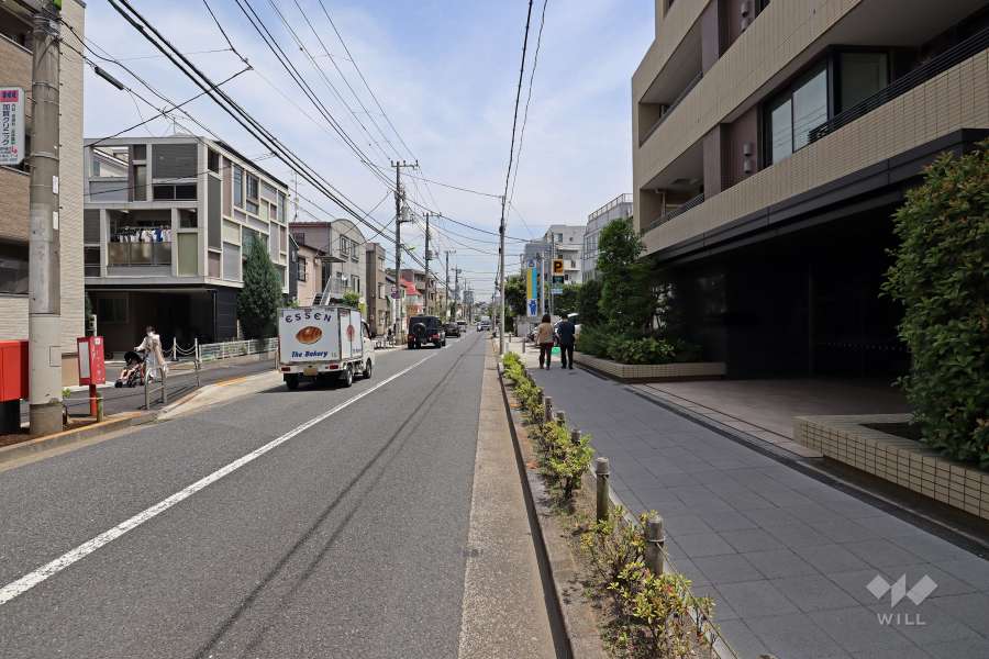 敷地北西側の前面道路は龍雲寺通りです（北東側から）。