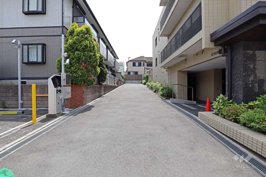敷地南東側の前面道路（北東側から）