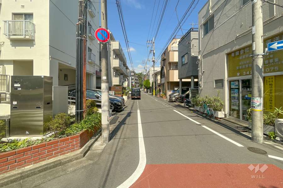 敷地東側の前面道路（南側から）