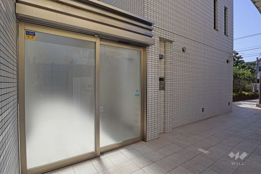 エントランスはオートロック付きです。