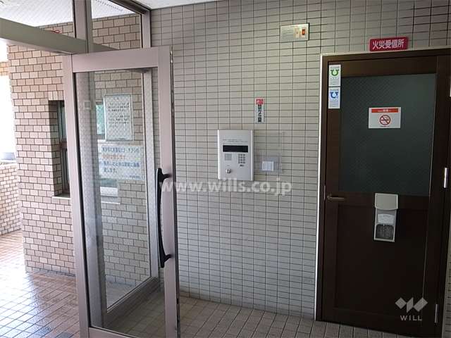 エントランスはオートロック付きです。
