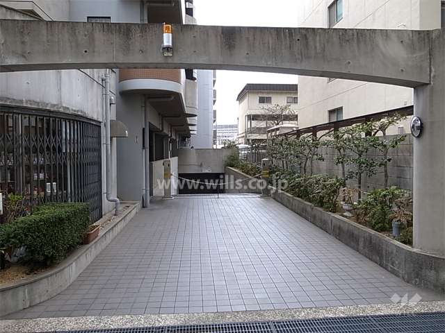 地階にある駐車場へのアプローチ（ロボットゲート付き）