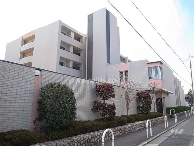 ファミール芦屋東（西棟）と管理棟の外観（北東側から）