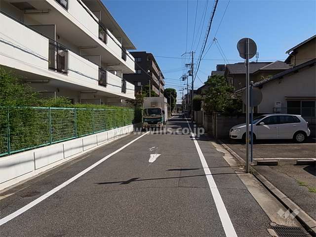 敷地南側の通り。敷地は南西角地になっています。