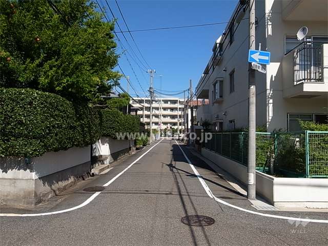 敷地西側の通り。周辺は区画の整った閑静な住宅地です。