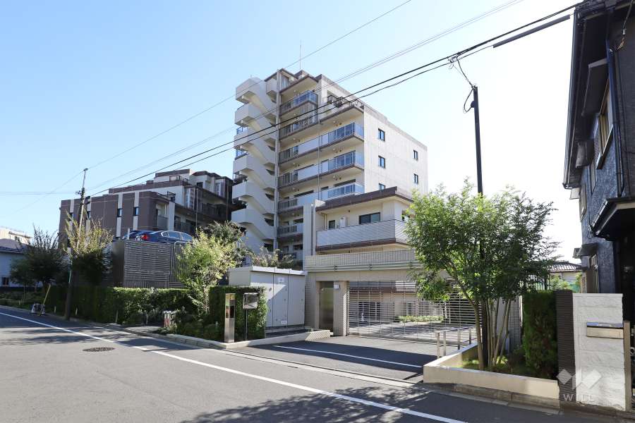 ザパームス祐天寺マスタープレイスの外観(北西側から)