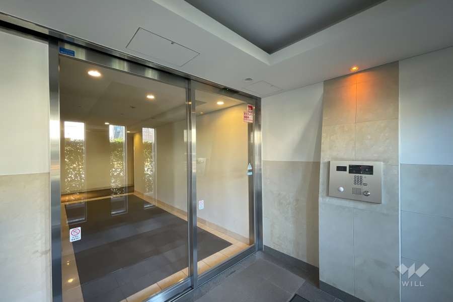 エントランスはオートロック付きです。