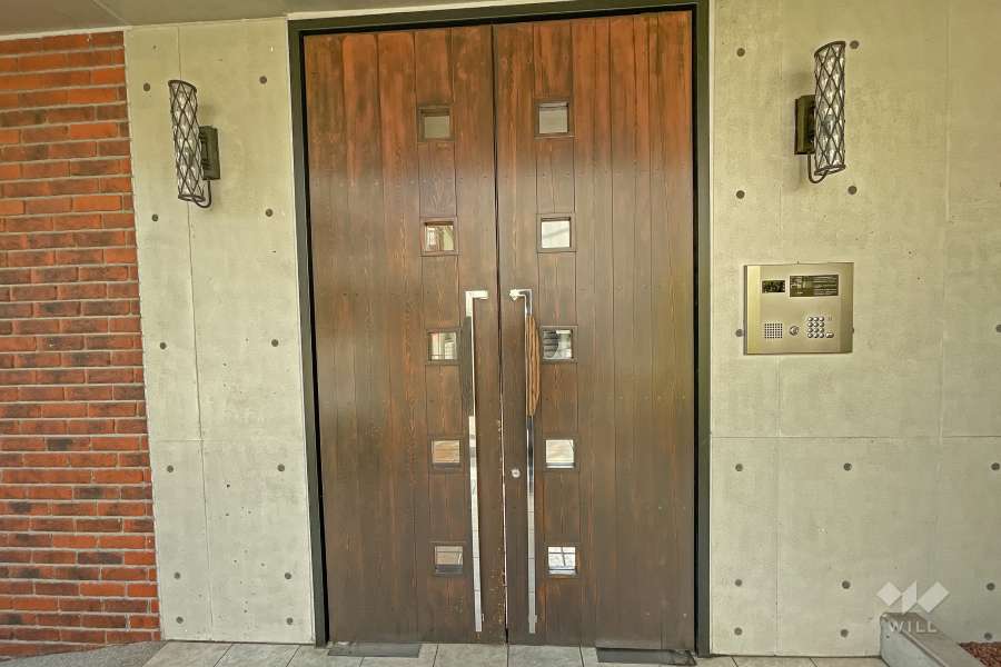 エントランスはオートロック付きです。