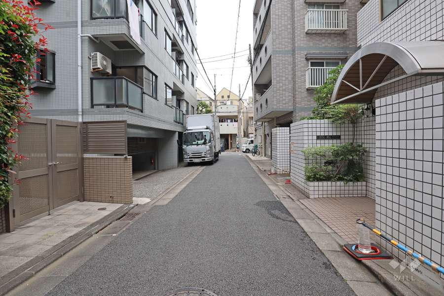 敷地西側の前面道路（南側から）