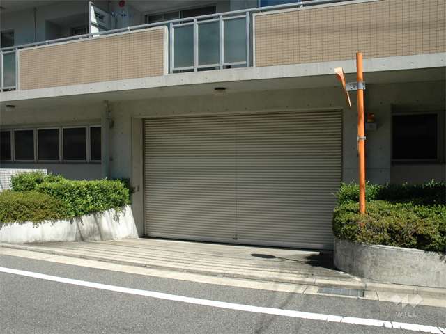 駐車場入り口（シャッター付き）