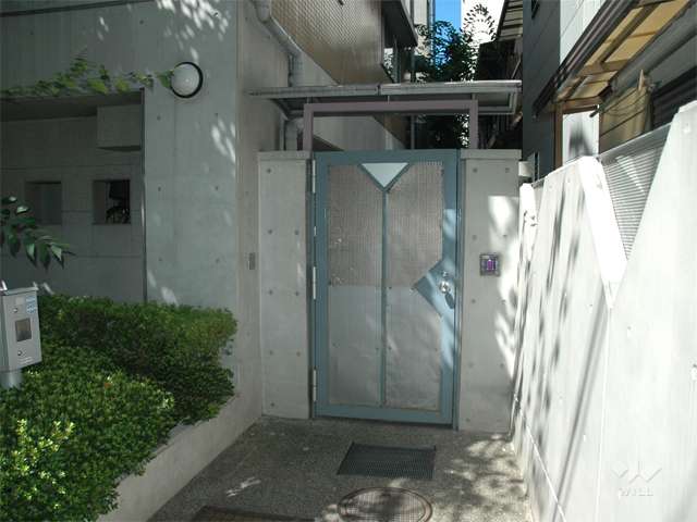 オートロック付きの駐輪場入り口