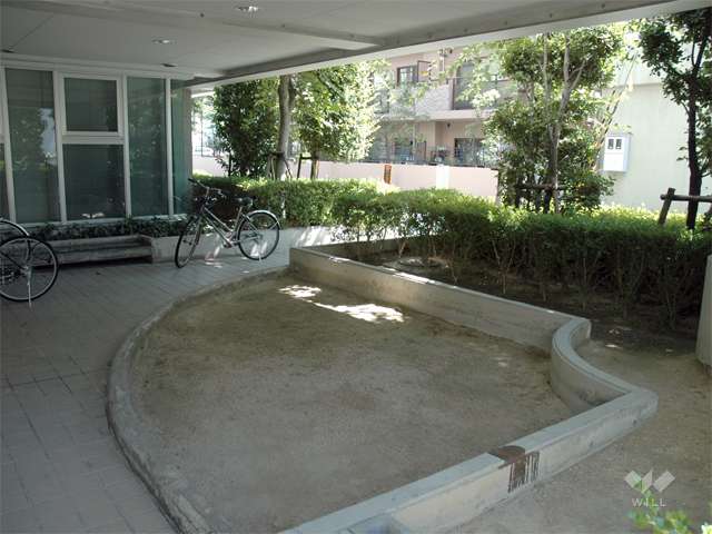 砂場のあるピロティ