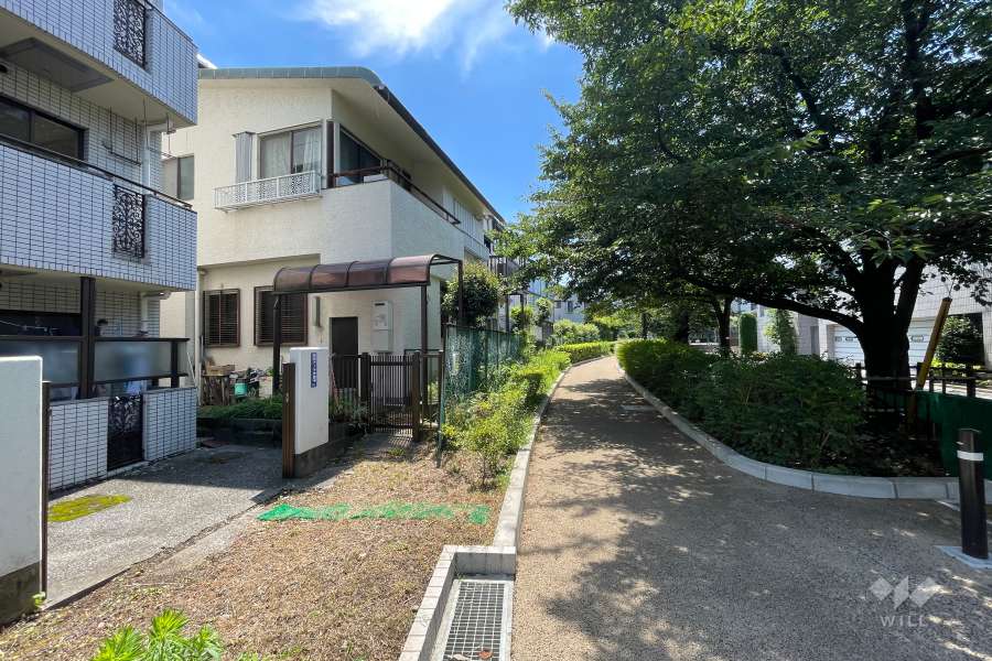 敷地北側の前面道路（東側から）