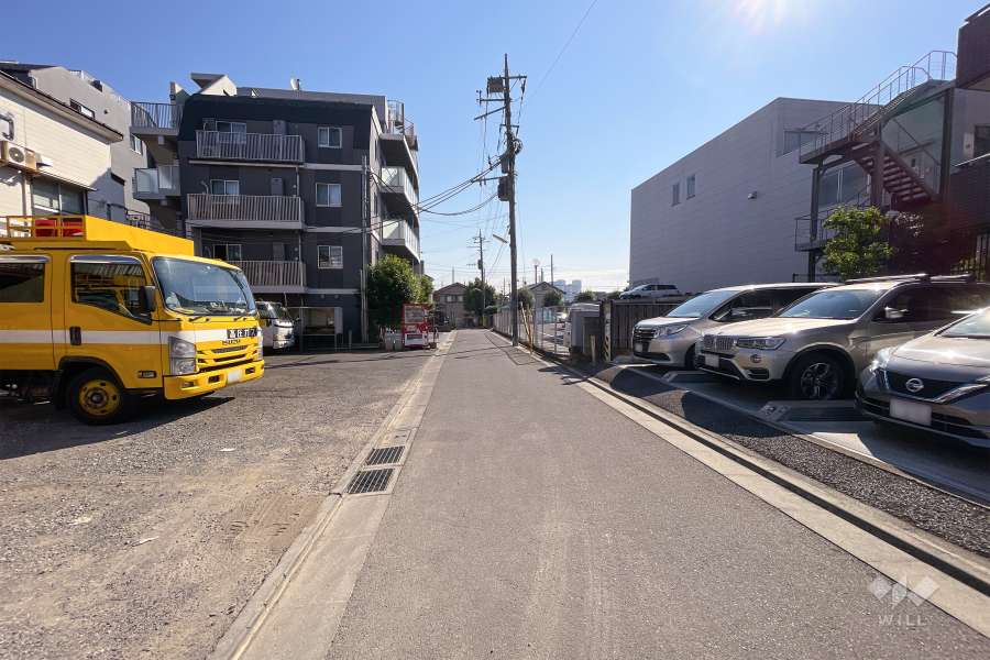 敷地北側の前面道路（西側から）