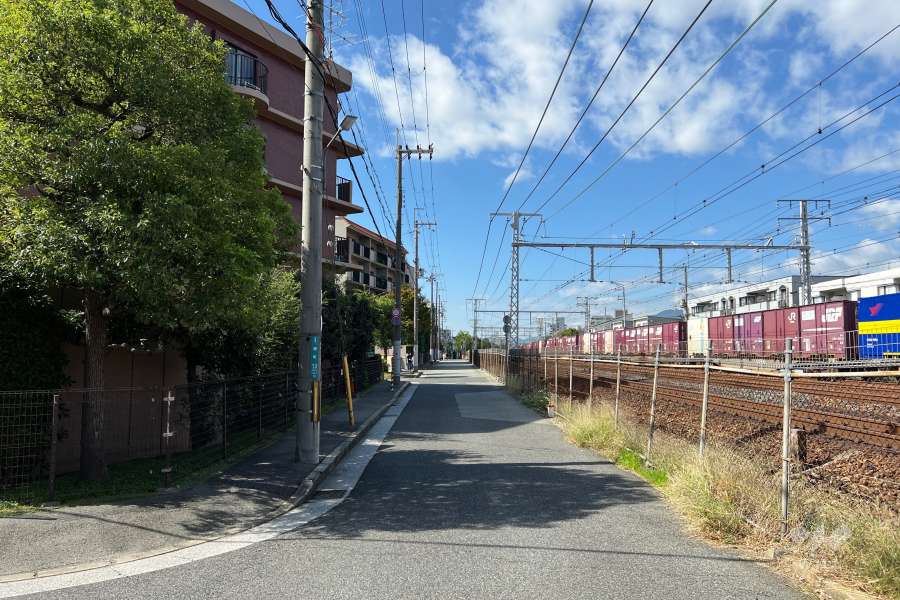敷地北側の前面道路（東側から）