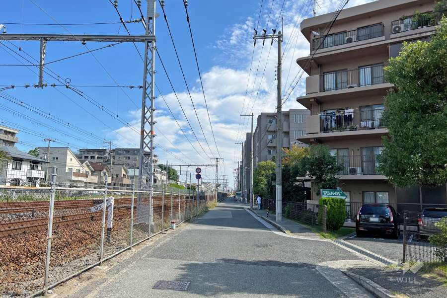 敷地北側の前面道路（西側から）
