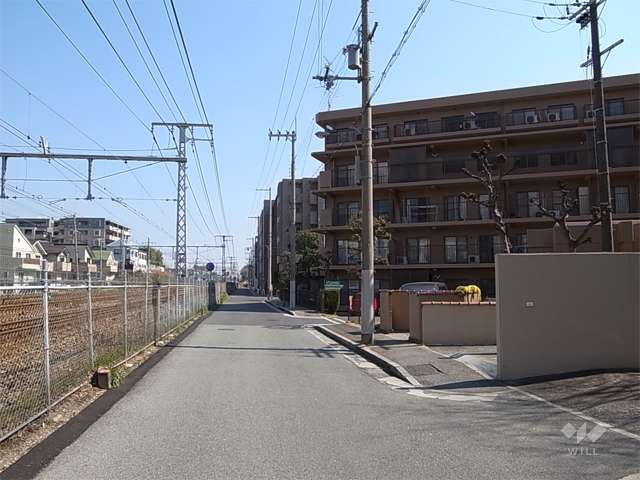 敷地の北側には道を挟んでJR東海道本線が走っています。