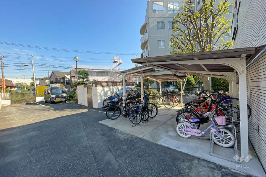 敷地内駐車場（屋外平面式）と駐輪場